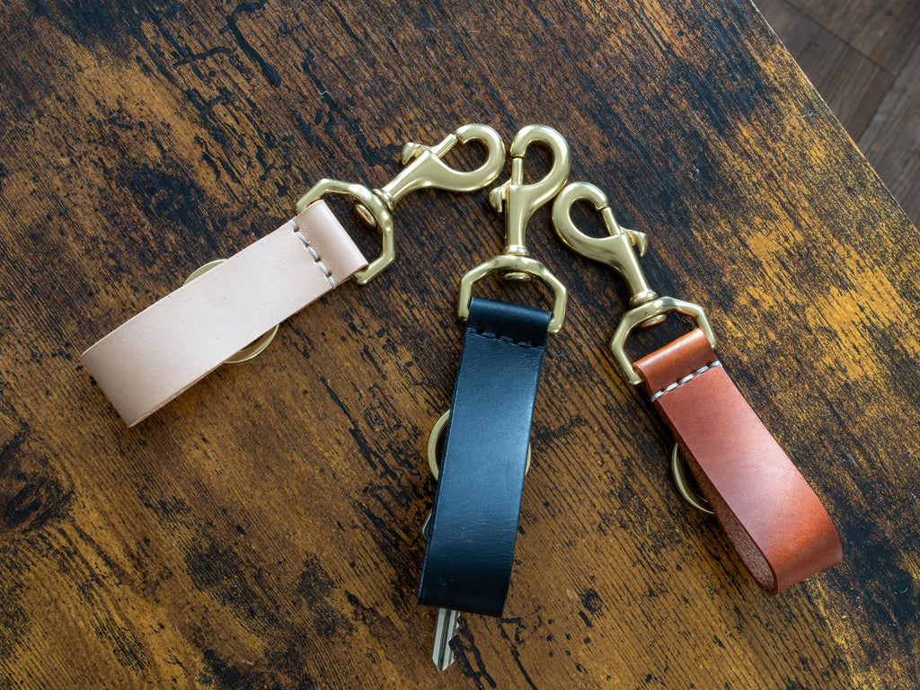 Handgemachter Leder Schlüsselanhänger personalisiert – Individuell graviertes Schlüsselband aus pflanzlichem Leder – Für Ihn, Papa, Ehemann