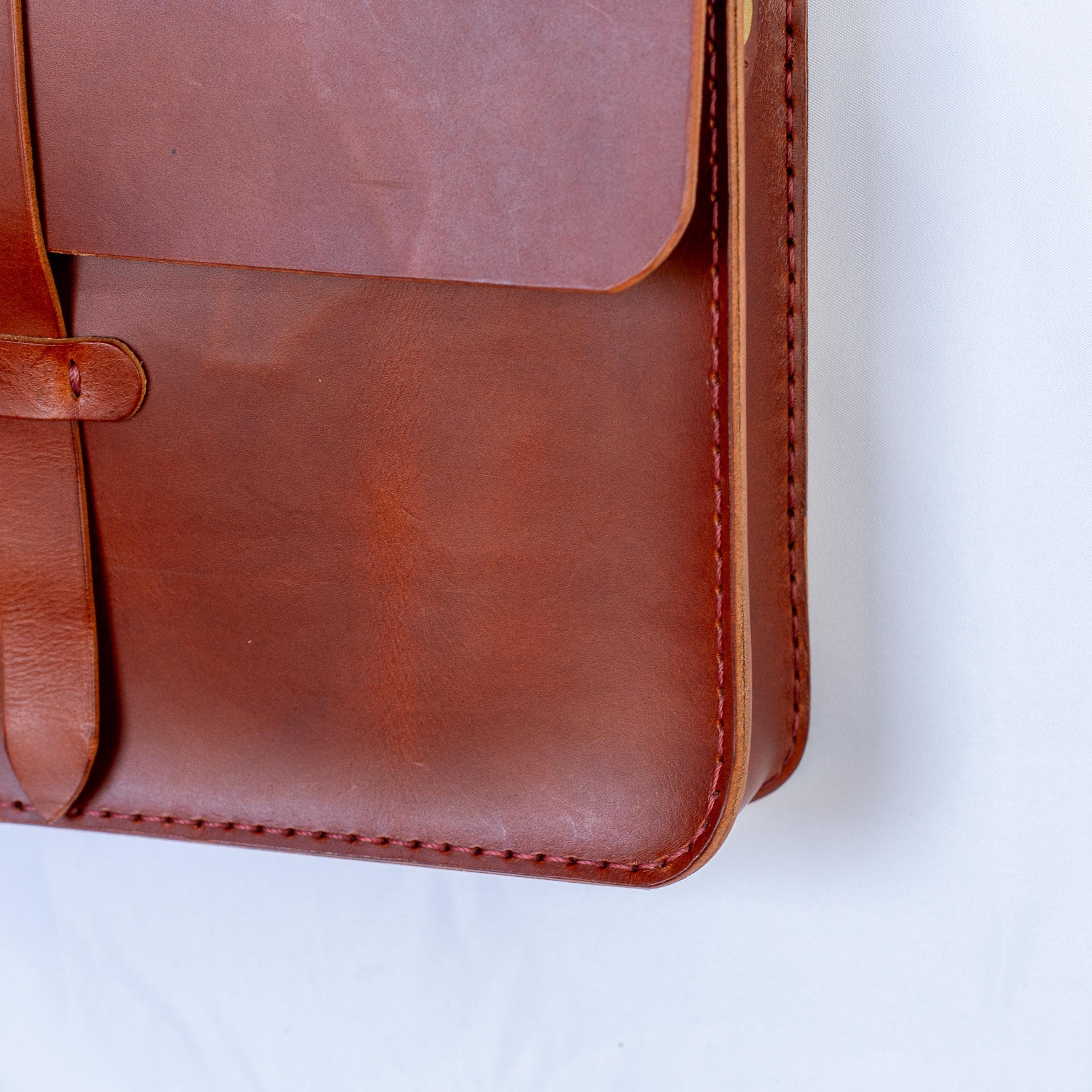 Handgenähte Leder-Laptoptasche aus italienischem Veg-Tan-Leder | Individuell anpassbar | Braun