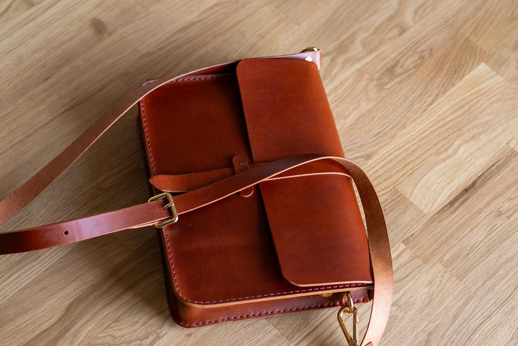 Handgenähte Leder-Laptoptasche aus italienischem Veg-Tan-Leder | Individuell anpassbar | Braun