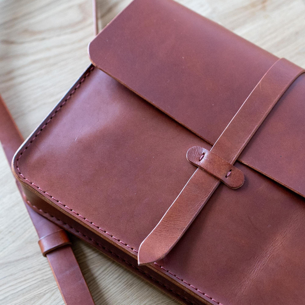 Handgenähte Leder-Laptoptasche aus italienischem Veg-Tan-Leder | Individuell anpassbar | Braun