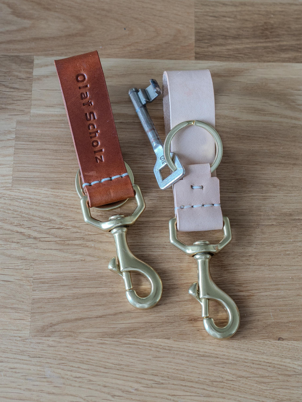 Handgemachter Leder Schlüsselanhänger personalisiert – Individuell graviertes Schlüsselband aus pflanzlichem Leder – Für Ihn, Papa, Ehemann
