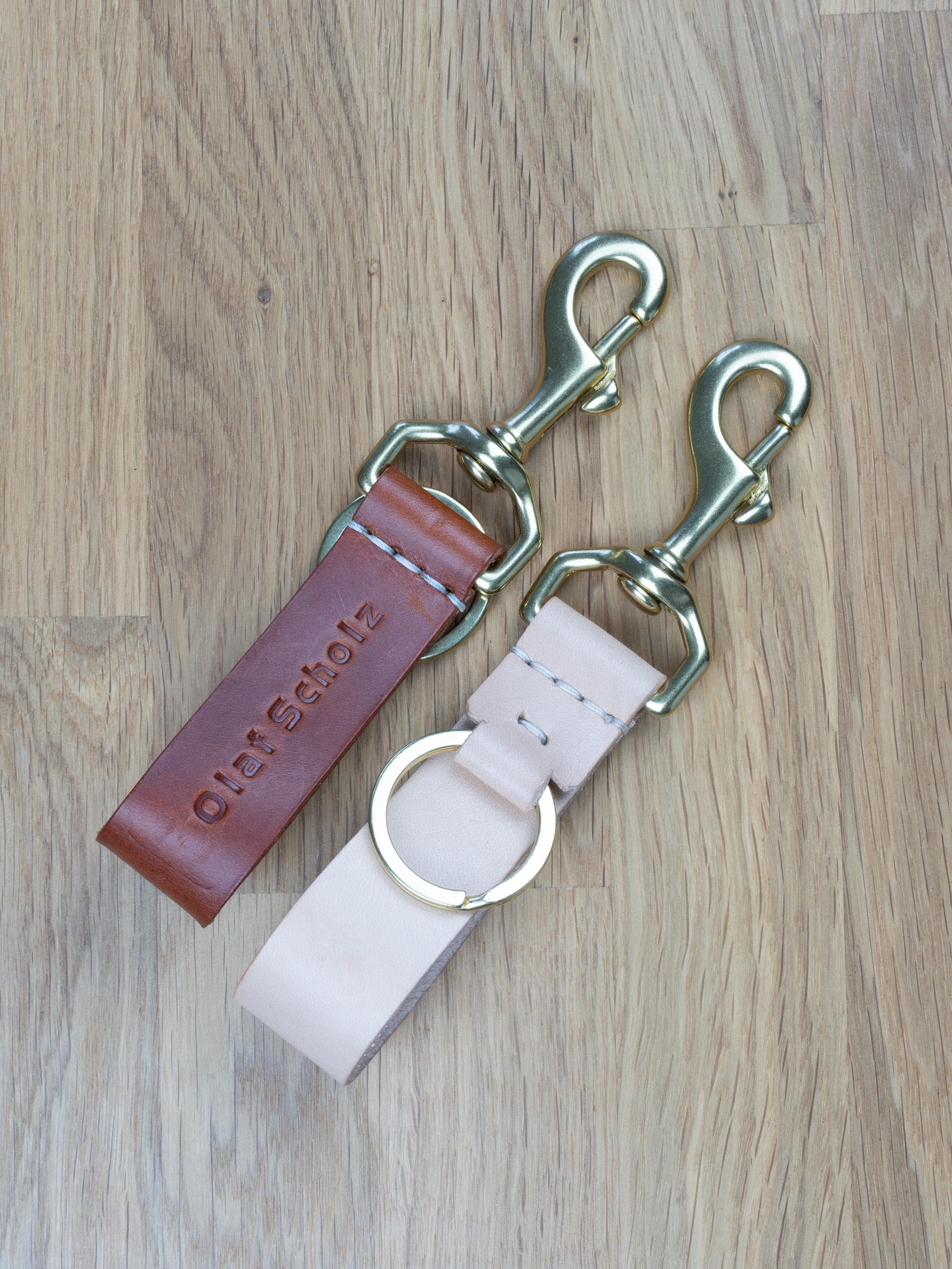 Handgemachter Leder Schlüsselanhänger personalisiert – Individuell graviertes Schlüsselband aus pflanzlichem Leder – Für Ihn, Papa, Ehemann