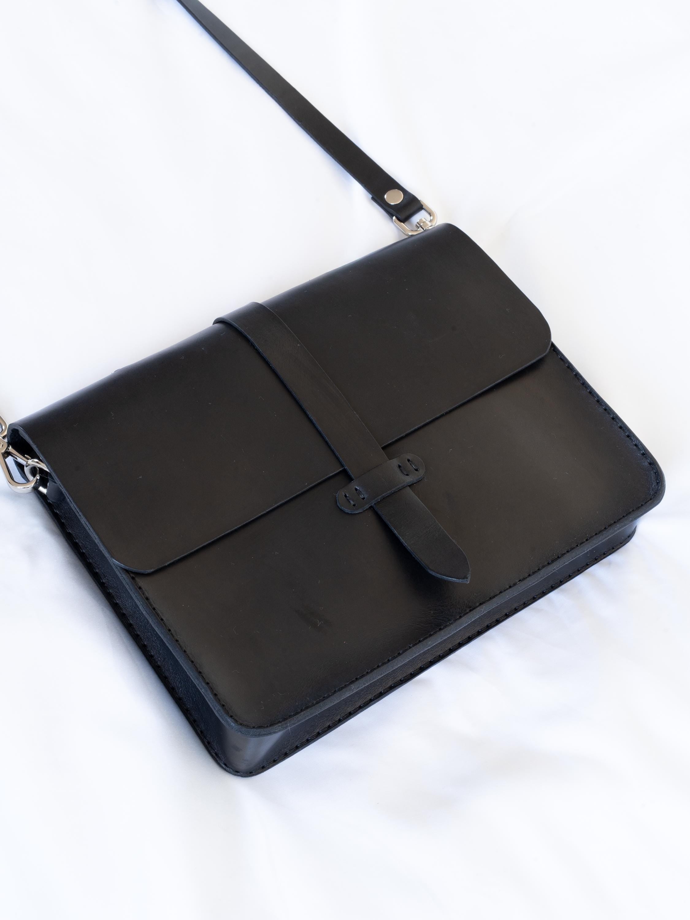 Handgenähte Leder-Laptoptasche aus italienischem Veg-Tan-Leder | Individuell anpassbar | Schwarz