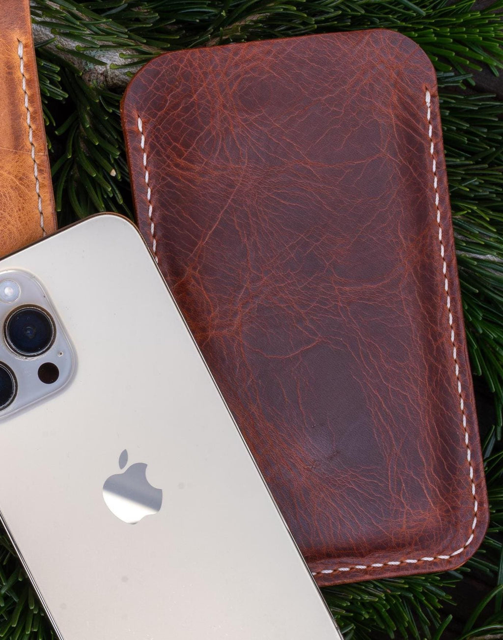 Hand-stitched Leather Case for Your Smartphone - iPhone Case, Every Stitch Sewn by Hand • iPhone Etui