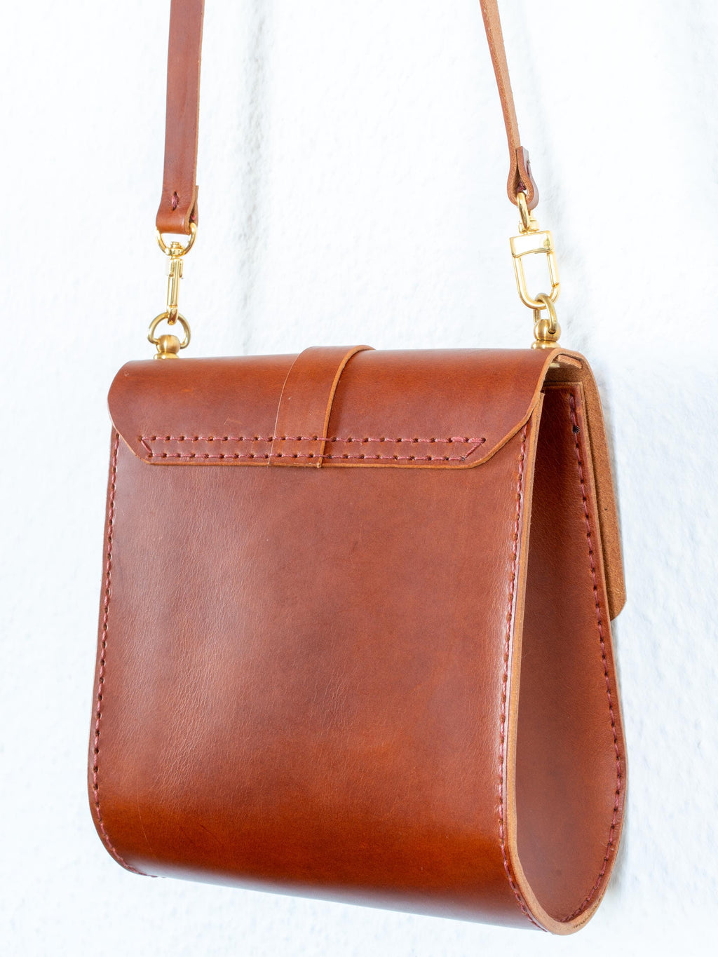 Handgenähte Leder-Crossbody Bag aus italienischem Veg-Tan-Leder | Individuell anpassbar