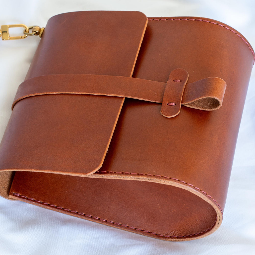 Handgenähte Leder-Crossbody Bag aus italienischem Veg-Tan-Leder | Individuell anpassbar