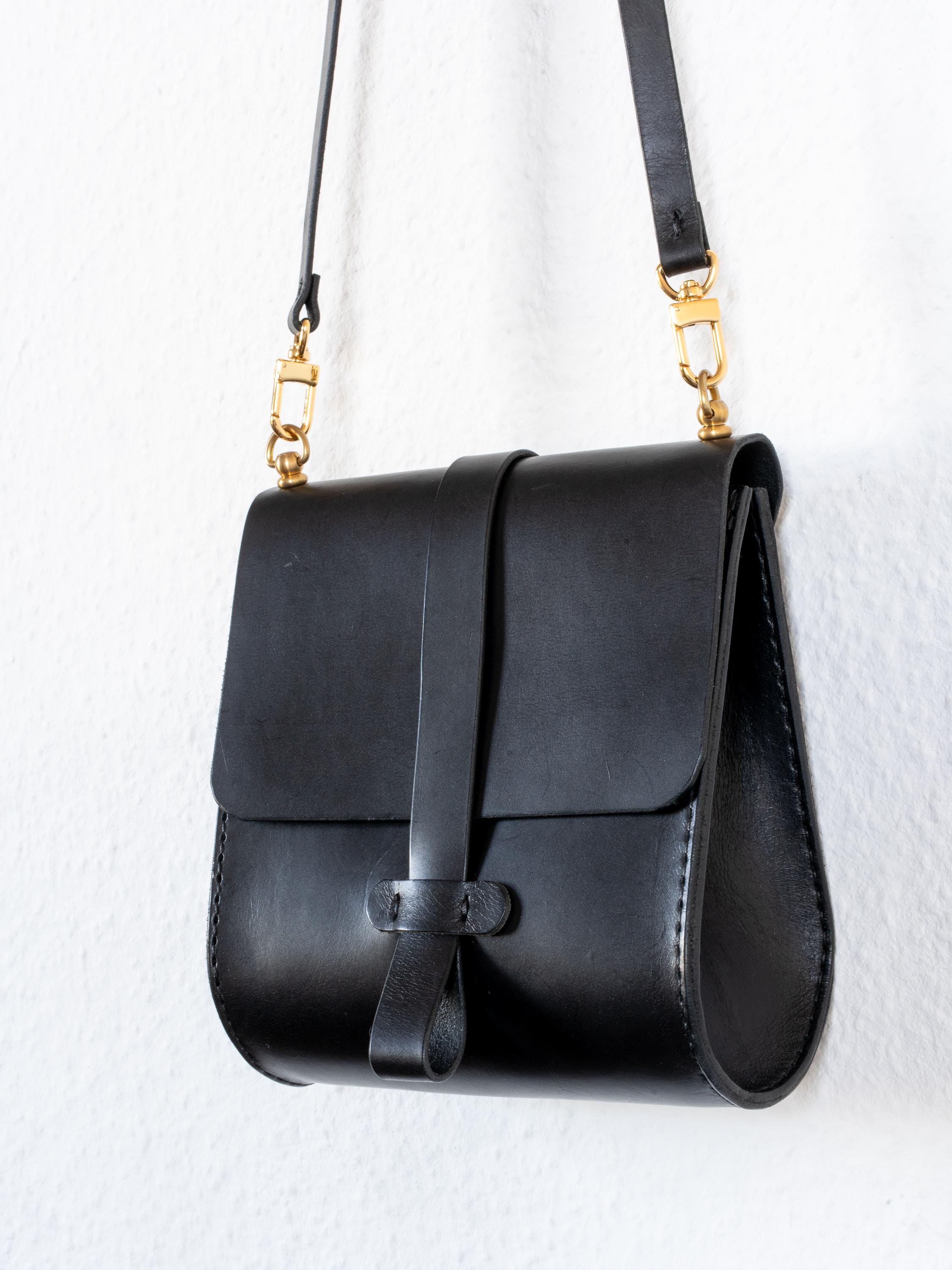 Handgenähte Leder-Crossbody Bag aus italienischem Veg-Tan-Leder | Individuell anpassbar