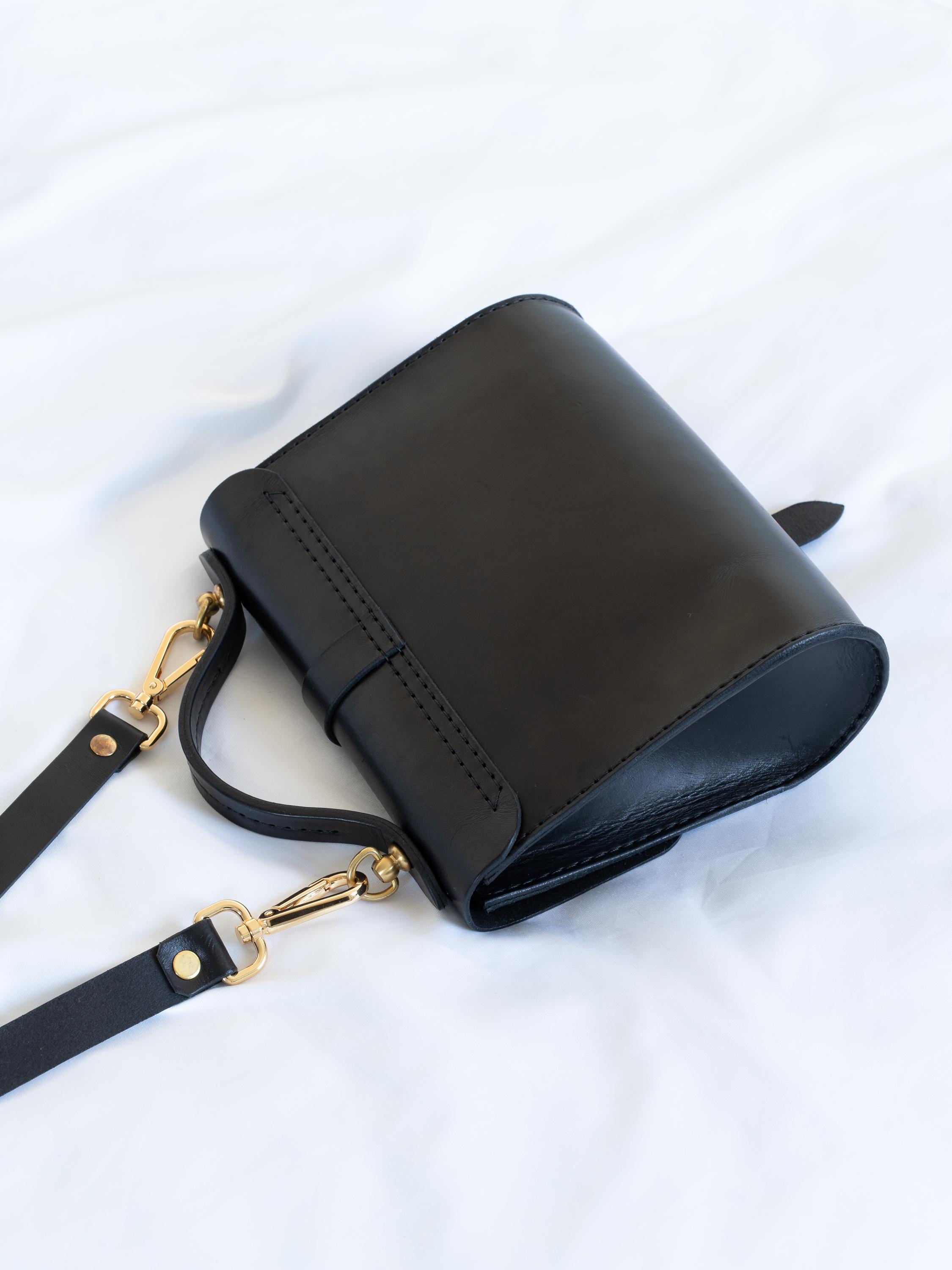 Handgenähte Leder-Crossbody Bag aus italienischem Veg-Tan-Leder | Individuell anpassbar