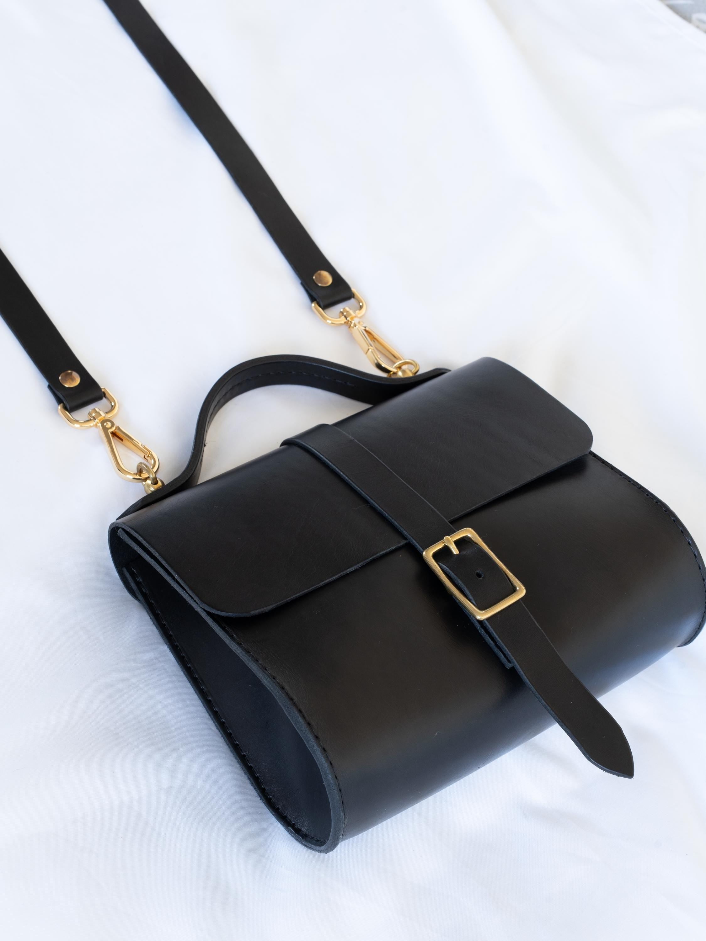 Handgenähte Leder-Crossbody Bag aus italienischem Veg-Tan-Leder | Individuell anpassbar
