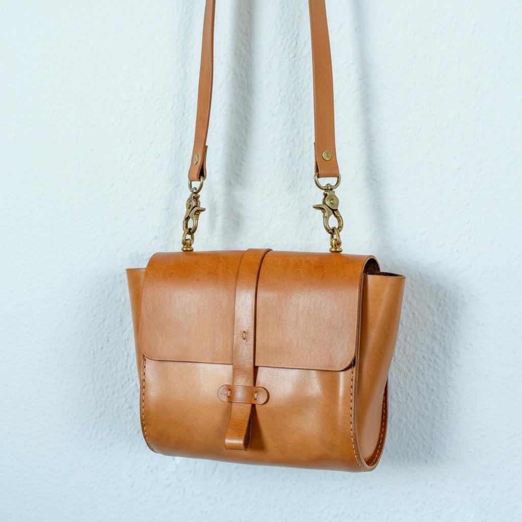 Handgenähte Leder-Crossbody Bag aus italienischem Veg-Tan-Leder | Individuell anpassbar