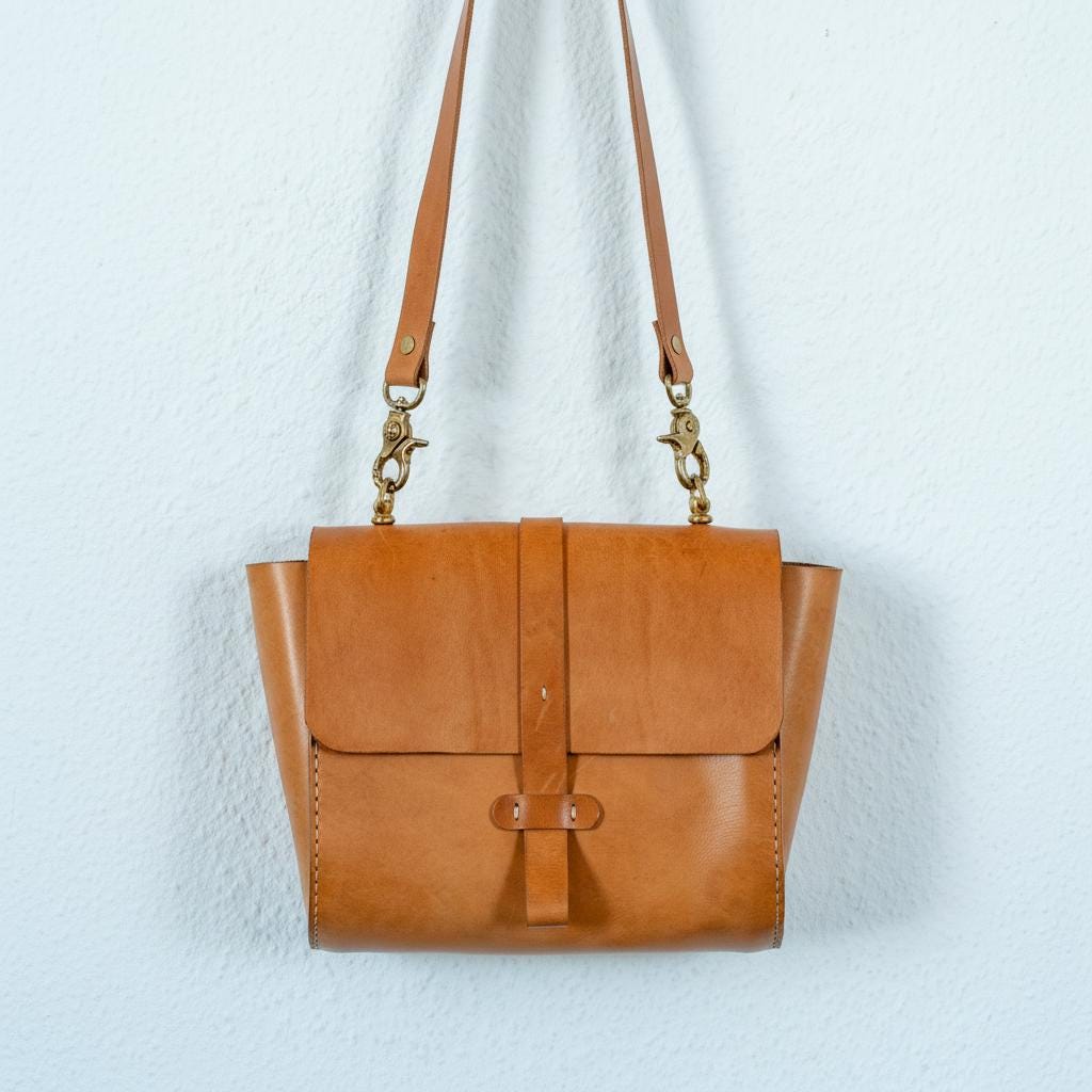 Handgenähte Leder-Crossbody Bag aus italienischem Veg-Tan-Leder | Individuell anpassbar
