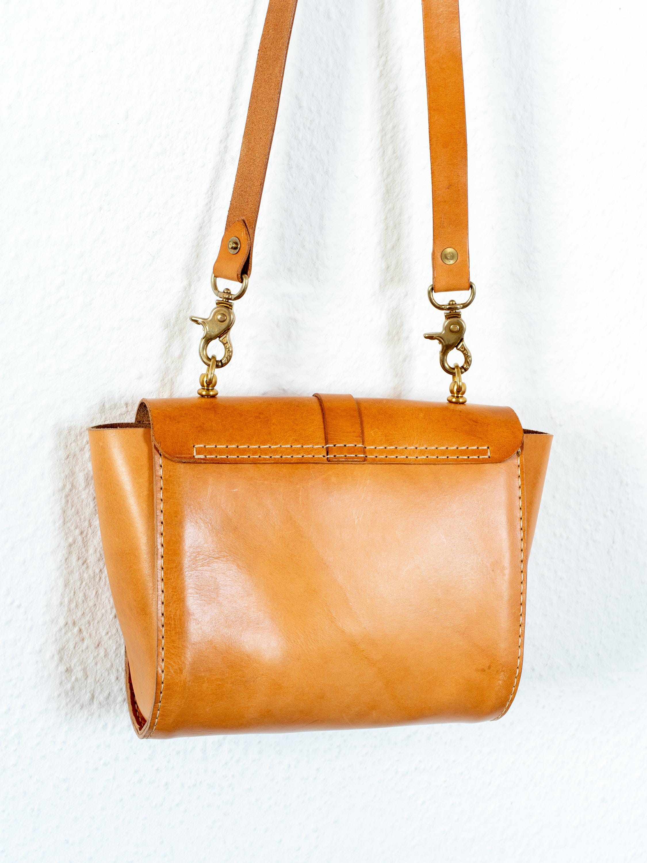Handgenähte Leder-Crossbody Bag aus italienischem Veg-Tan-Leder | Individuell anpassbar