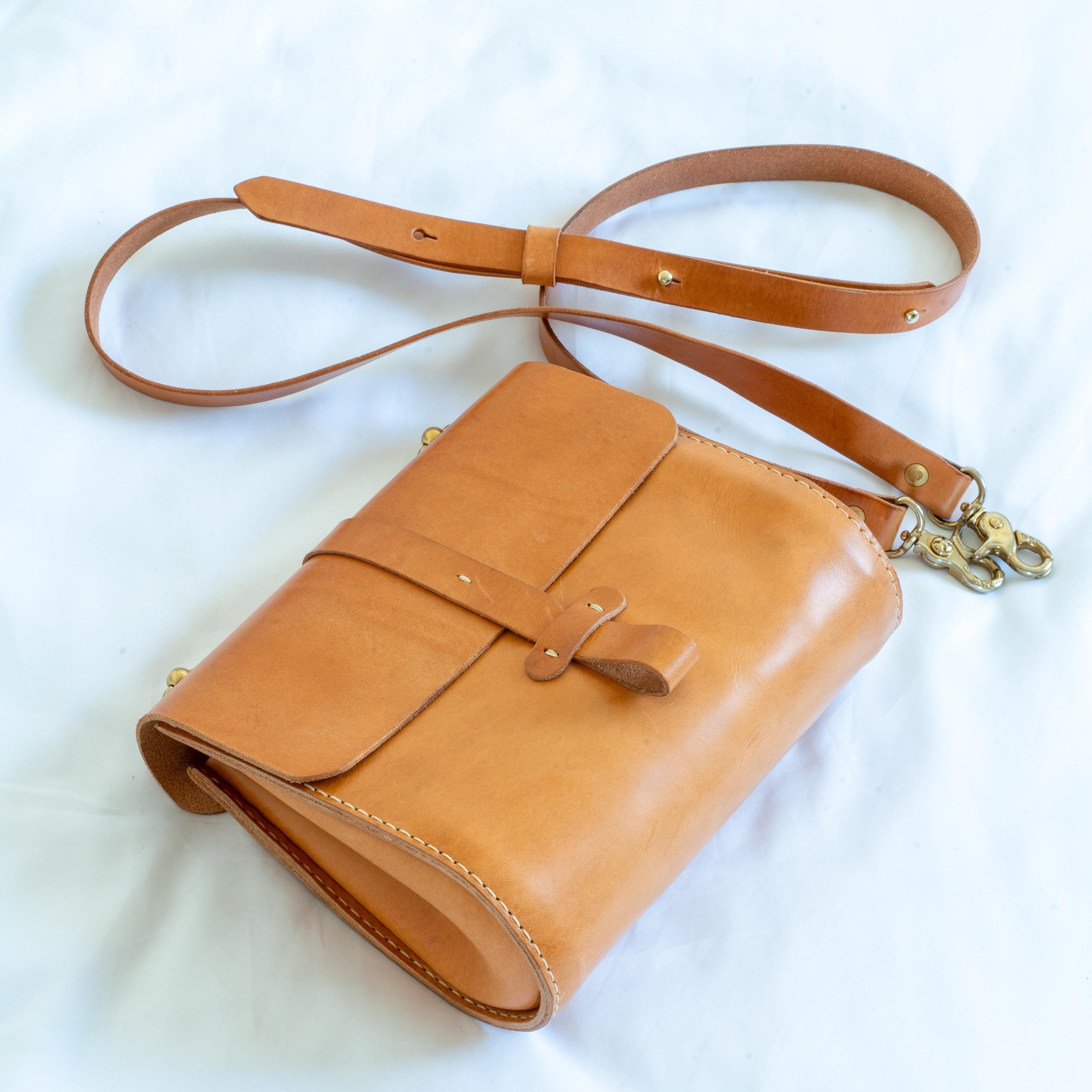 Handgenähte Leder-Crossbody Bag aus italienischem Veg-Tan-Leder | Individuell anpassbar