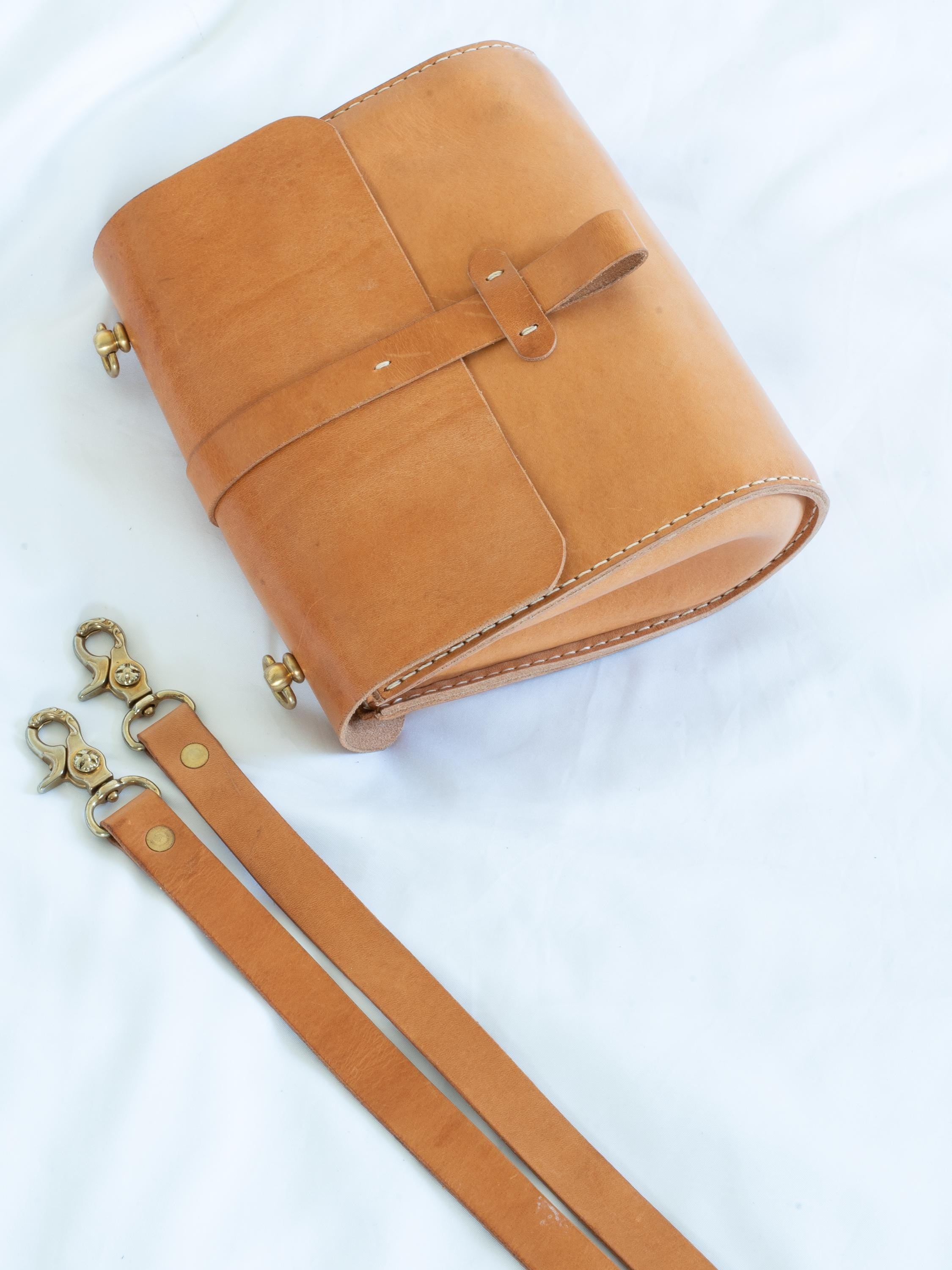 Handgenähte Leder-Crossbody Bag aus italienischem Veg-Tan-Leder | Individuell anpassbar