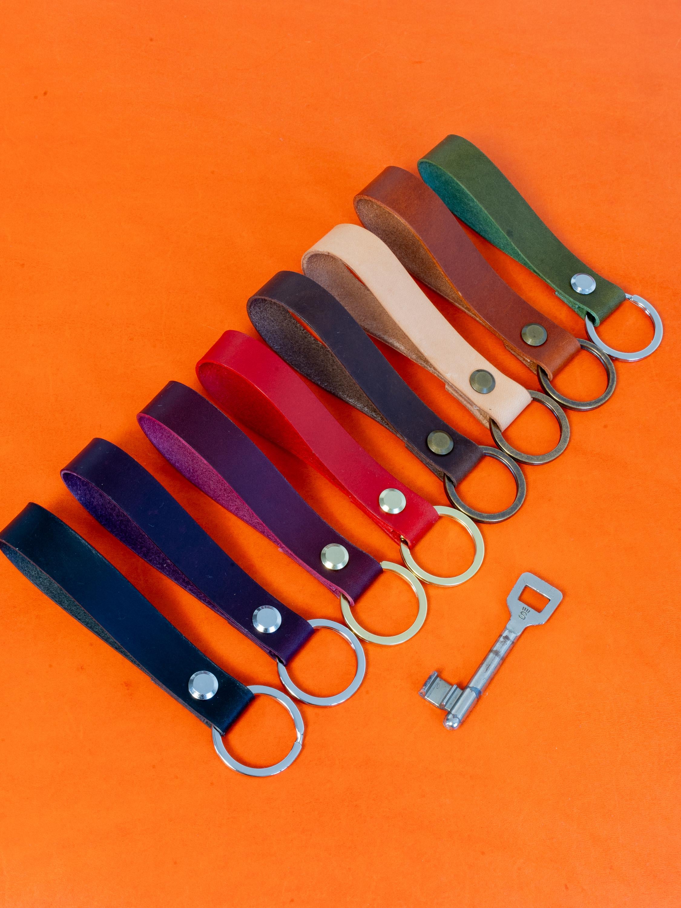 Handgemachter Leder Schlüsselanhänger personalisiert – Individuell graviertes Schlüsselband aus pflanzlichem Leder – Für Ihn, Papa, Ehemann