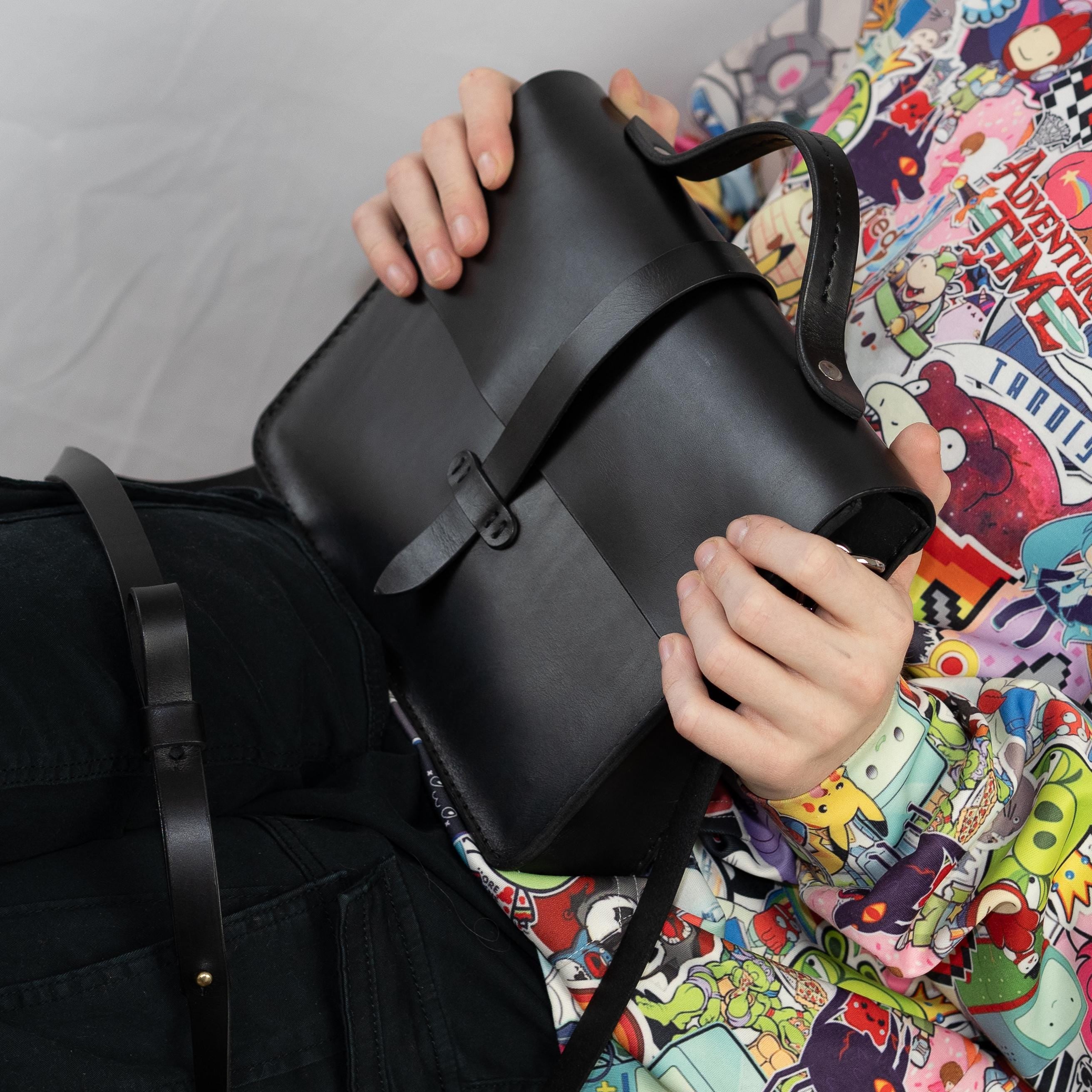 Handgenähte Leder-Laptoptasche aus italienischem Veg-Tan-Leder | Individuell anpassbar | Schwarz