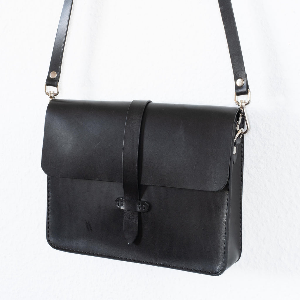 Handgenähte Leder-Laptoptasche aus italienischem Veg-Tan-Leder | Individuell anpassbar | Schwarz