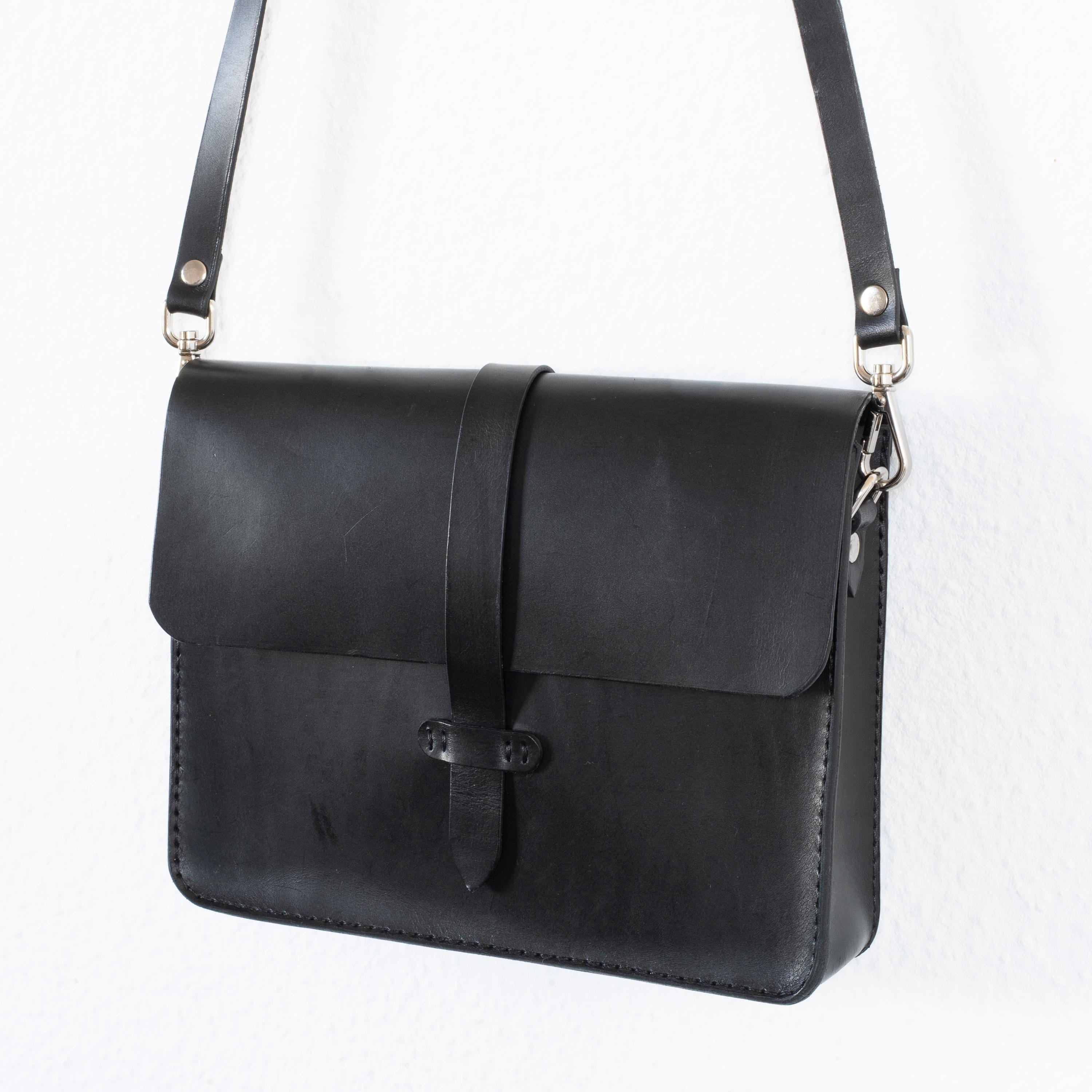 Handgenähte Leder-Laptoptasche aus italienischem Veg-Tan-Leder | Individuell anpassbar | Schwarz