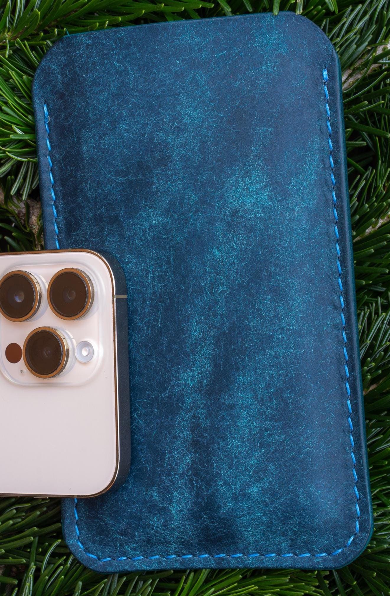 Hand-stitched Leather Case for Your Smartphone - iPhone Case, Every Stitch Sewn by Hand • iPhone Etui