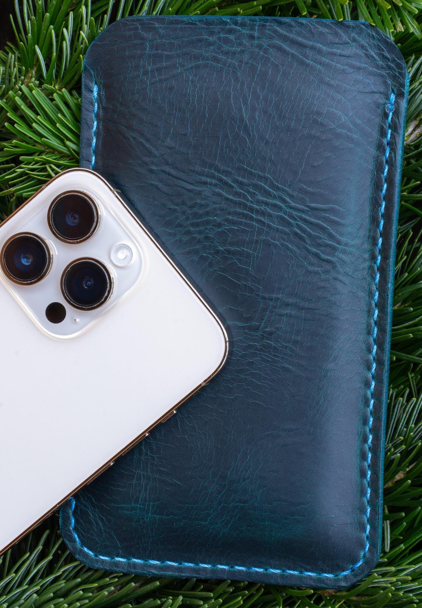 Hand-stitched Leather Case for Your Smartphone - iPhone Case, Every Stitch Sewn by Hand • iPhone Etui