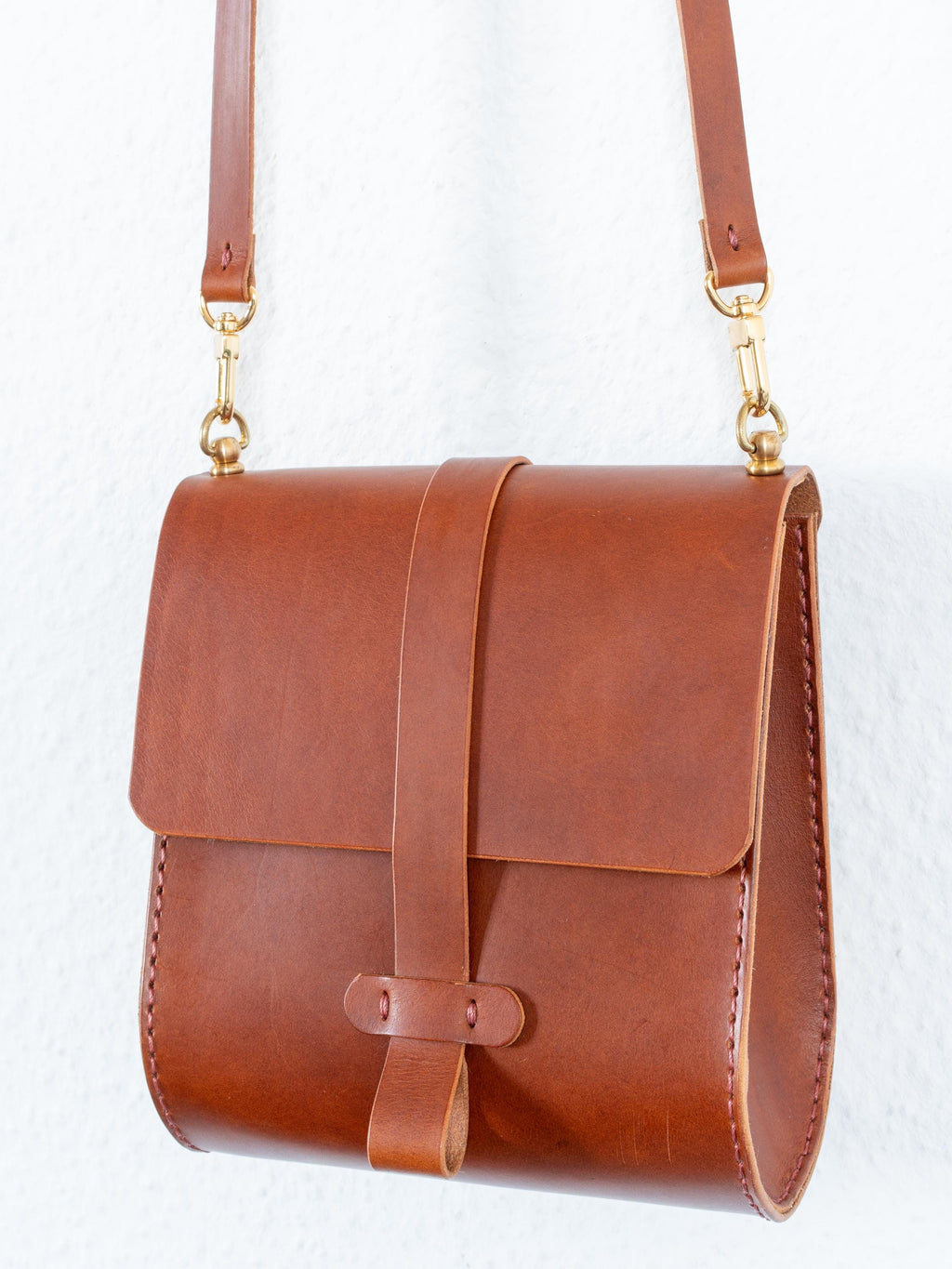 Handgenähte Leder-Crossbody Bag aus italienischem Veg-Tan-Leder | Individuell anpassbar