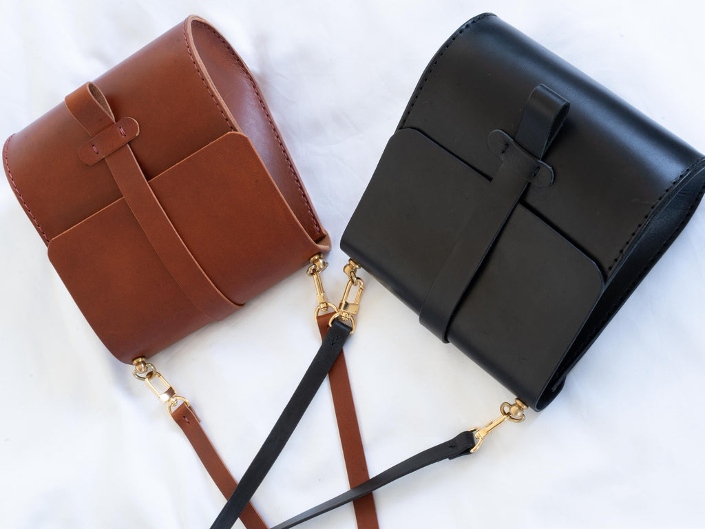 Handgenähte Leder-Crossbody Bag aus italienischem Veg-Tan-Leder | Individuell anpassbar