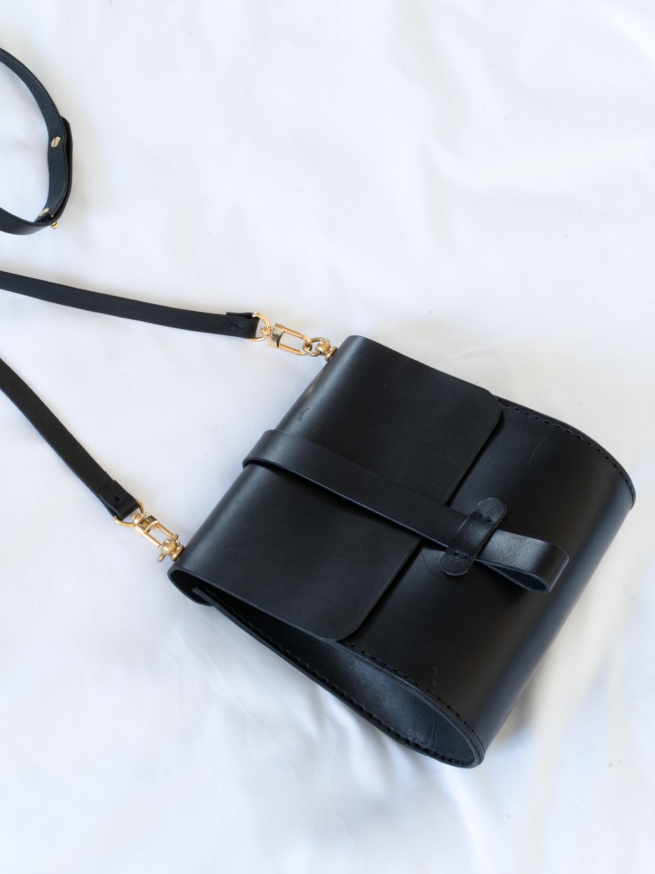 Handgenähte Leder-Crossbody Bag aus italienischem Veg-Tan-Leder | Individuell anpassbar