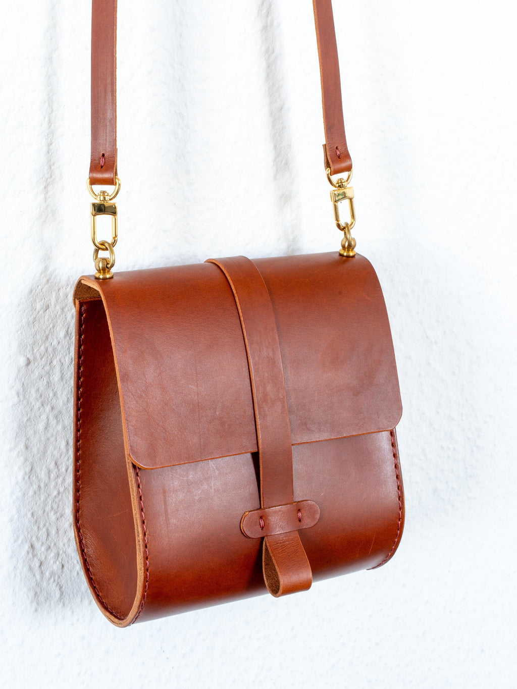 Handgenähte Leder-Crossbody Bag aus italienischem Veg-Tan-Leder | Individuell anpassbar