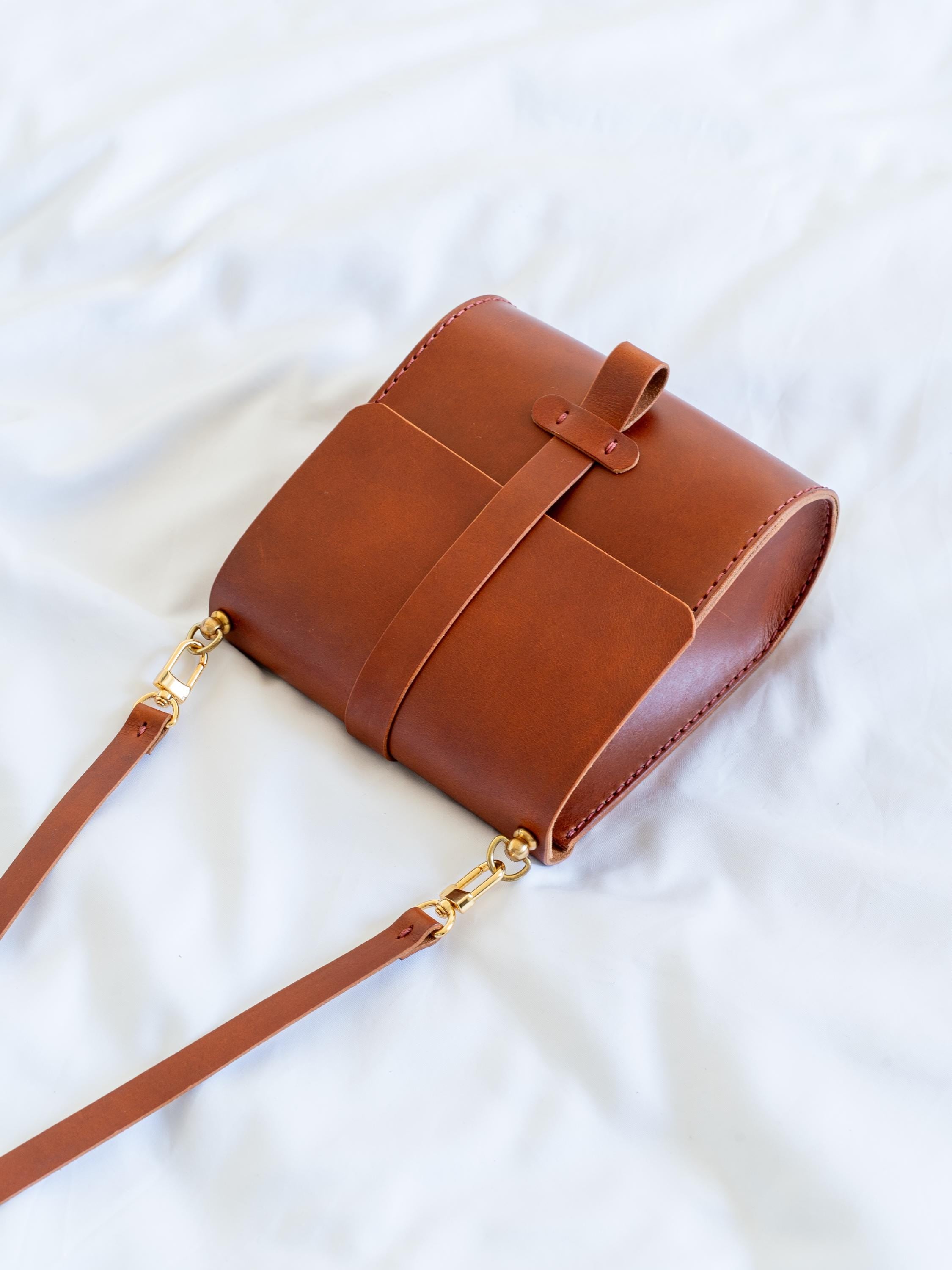 Handgenähte Leder-Crossbody Bag aus italienischem Veg-Tan-Leder | Individuell anpassbar