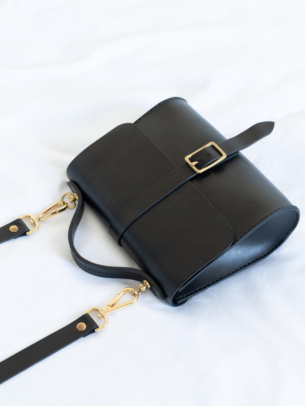 Handgenähte Leder-Crossbody Bag aus italienischem Veg-Tan-Leder | Individuell anpassbar