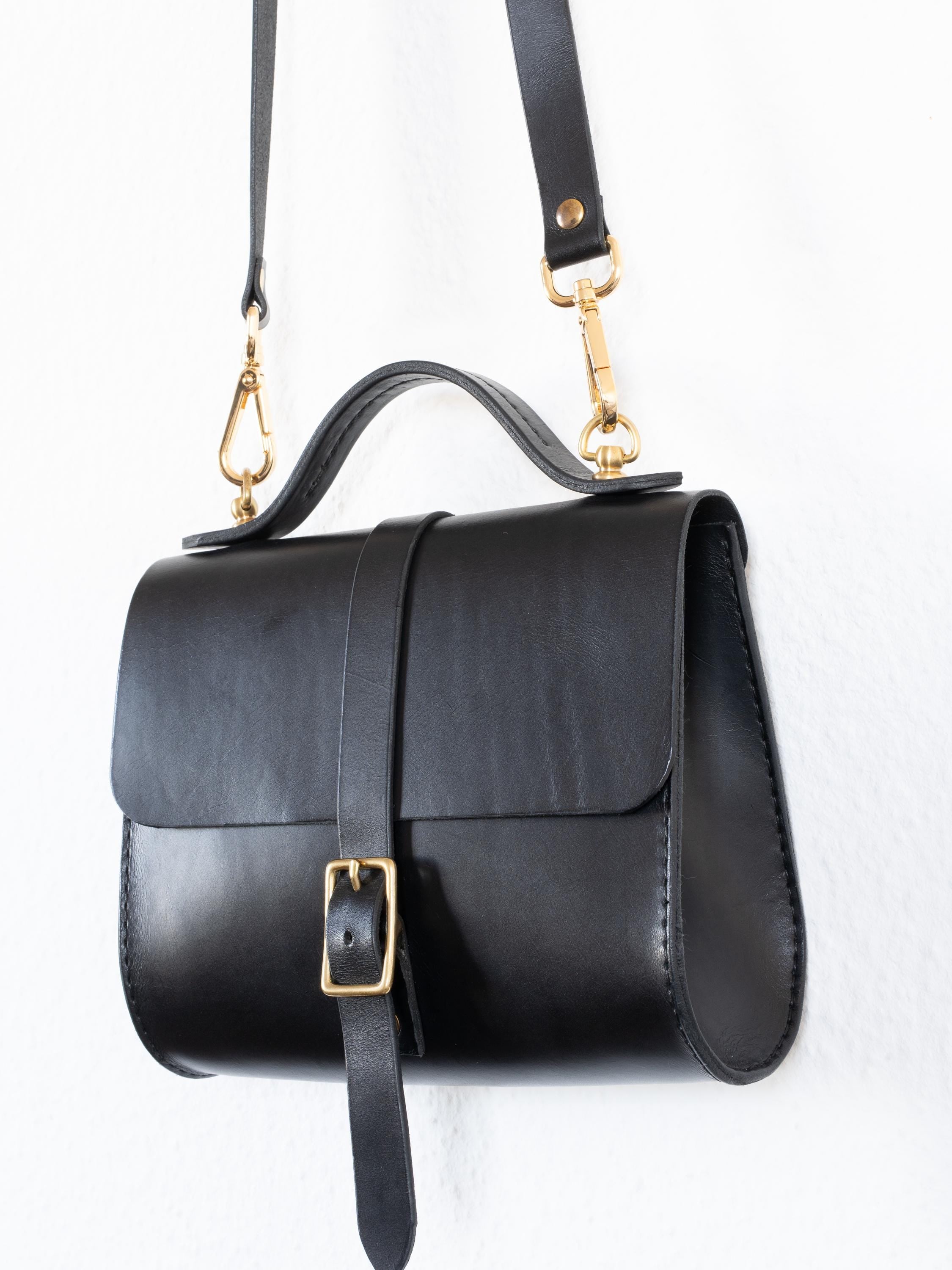 Handgenähte Leder-Crossbody Bag aus italienischem Veg-Tan-Leder | Individuell anpassbar