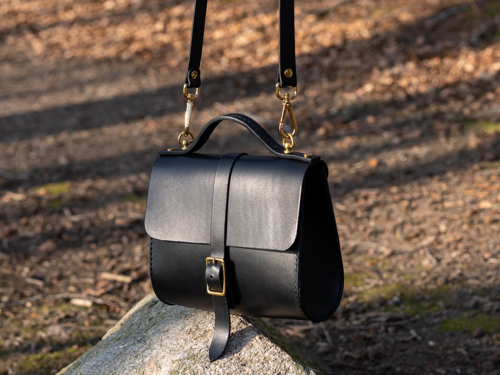 Handgenähte Leder-Crossbody Bag aus italienischem Veg-Tan-Leder | Individuell anpassbar