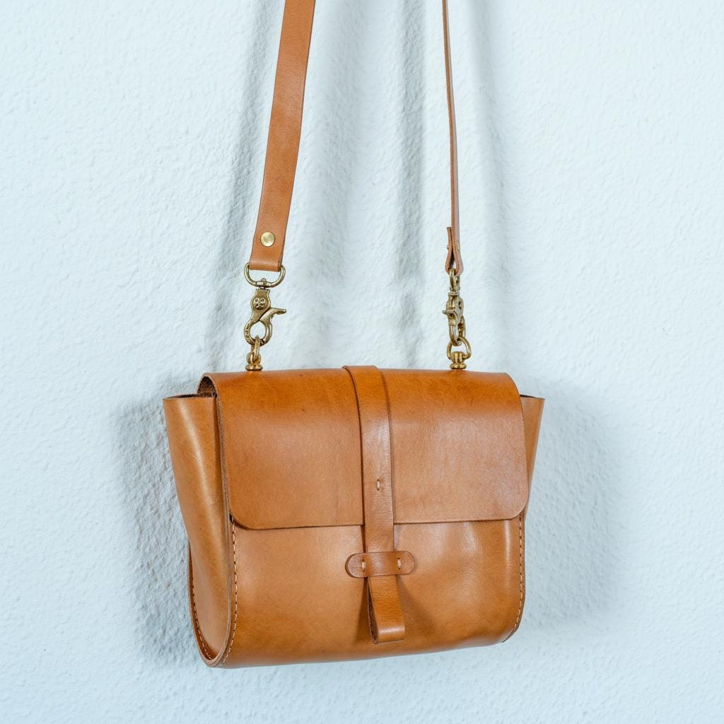 Handgenähte Leder-Crossbody Bag aus italienischem Veg-Tan-Leder | Individuell anpassbar