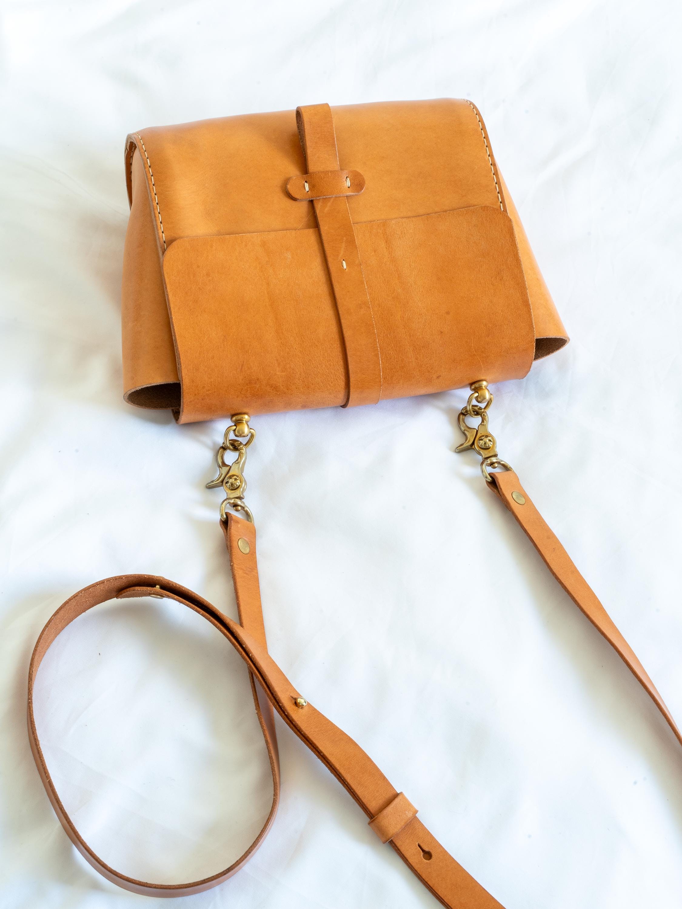 Handgenähte Leder-Crossbody Bag aus italienischem Veg-Tan-Leder | Individuell anpassbar