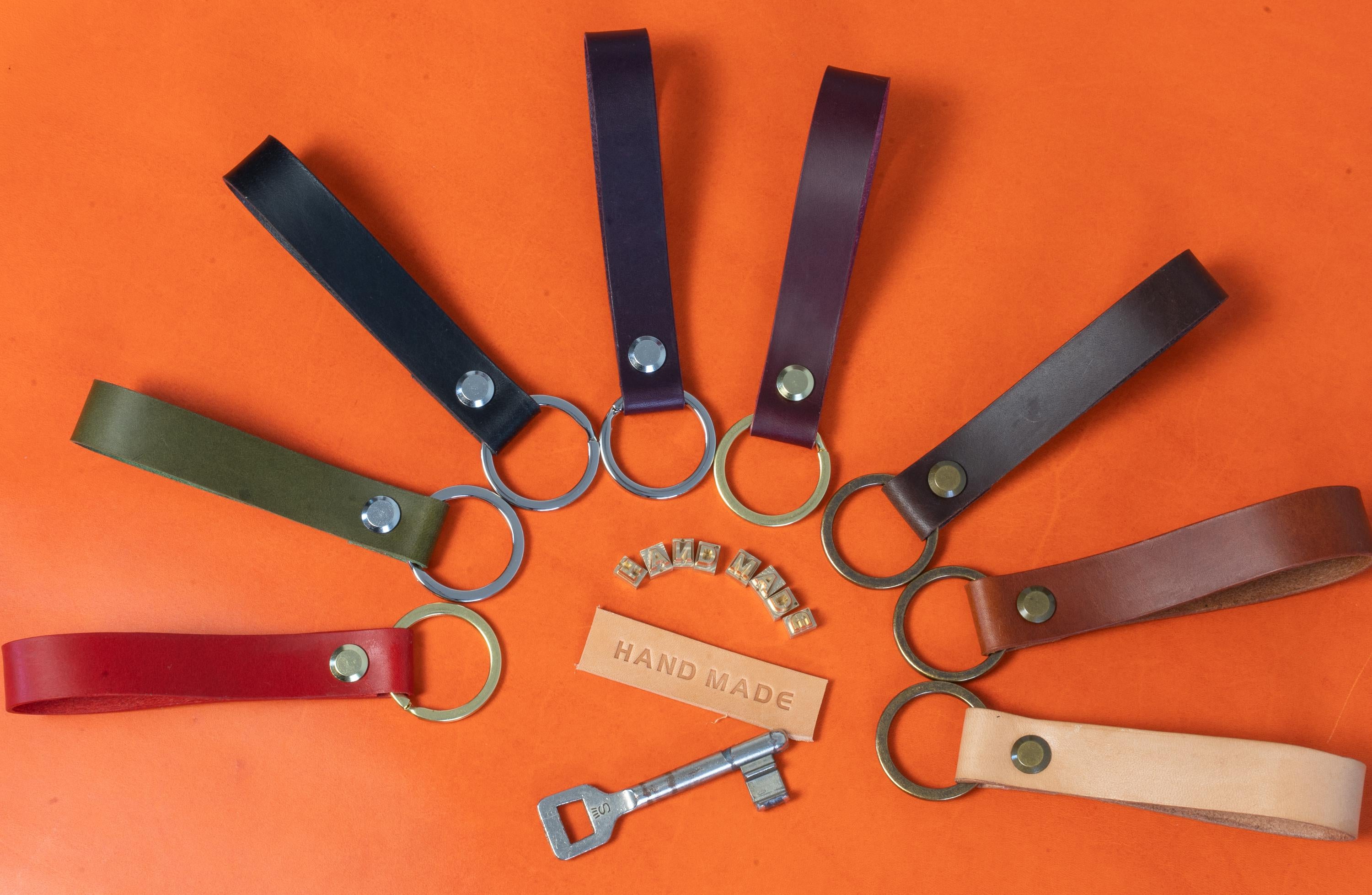 Handgemachter Leder Schlüsselanhänger personalisiert – Individuell graviertes Schlüsselband aus pflanzlichem Leder – Für Ihn, Papa, Ehemann