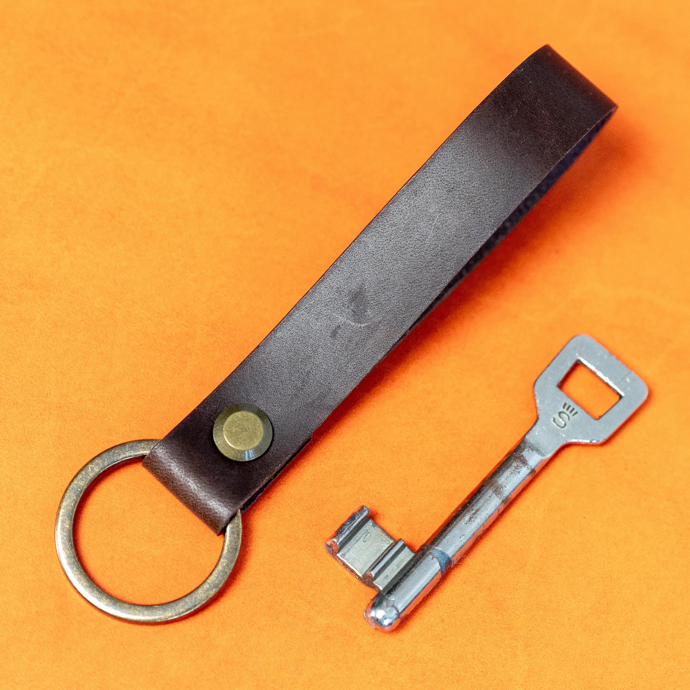Handgemachter Leder Schlüsselanhänger personalisiert – Individuell graviertes Schlüsselband aus pflanzlichem Leder – Für Ihn, Papa, Ehemann