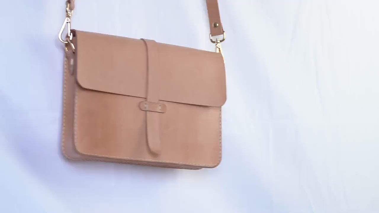 Handgenähte Leder-Laptoptasche aus italienischem Veg-Tan-Leder | Individuell anpassbar